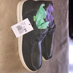 Sanuk men’s 9.5 grey Shaka shoes